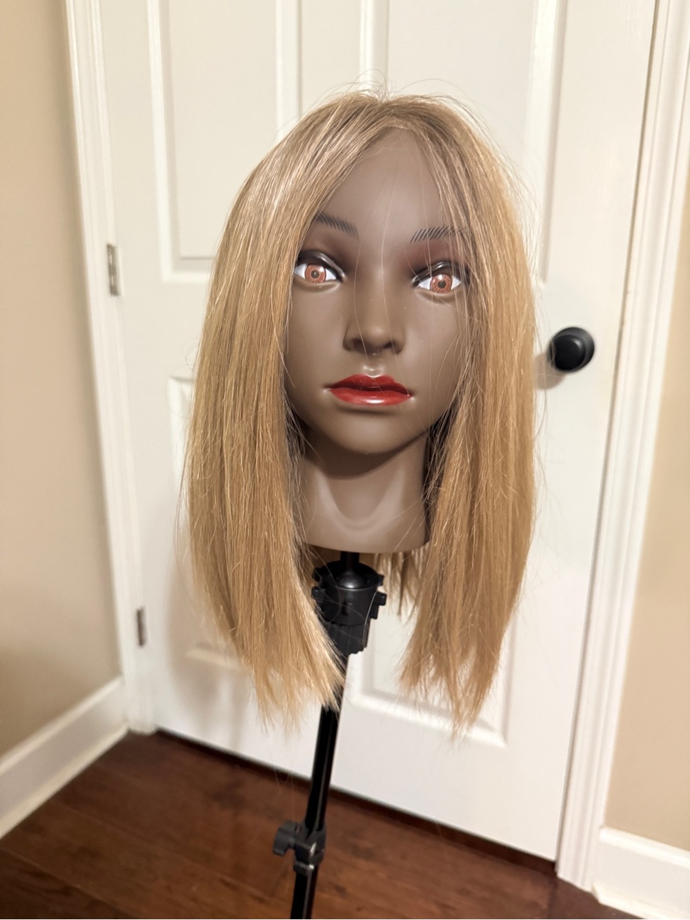 Straight Women's Wig in Light Blonde — Sleek Everyday Style